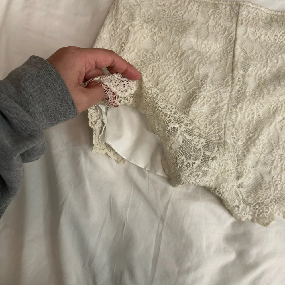 Lace offf white shorts - Picture 7 of 8
